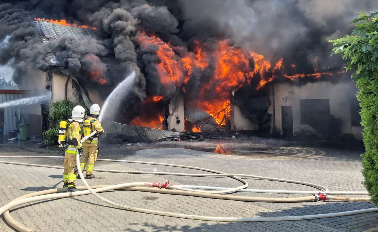 Pożar hali magazynowej z częściami aut w Piórków w Świętokrzyskiem
