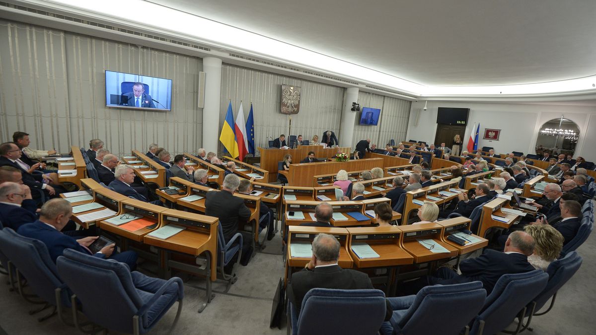 Warszawa, 12.07.2023. Senatorowie na sali obrad w Warszawie, 12 bm. Senat zajmie się prezydencką nowelizacją ustawy o komisji ds. badania wpływów rosyjskich na bezpieczeństwo wewnętrzne RP w latach 2007-2022. W ubiegłym tygodniu senackie komisje opowiedziały się za jej odrzuceniem.(ad) PAP/Marcin Obara
