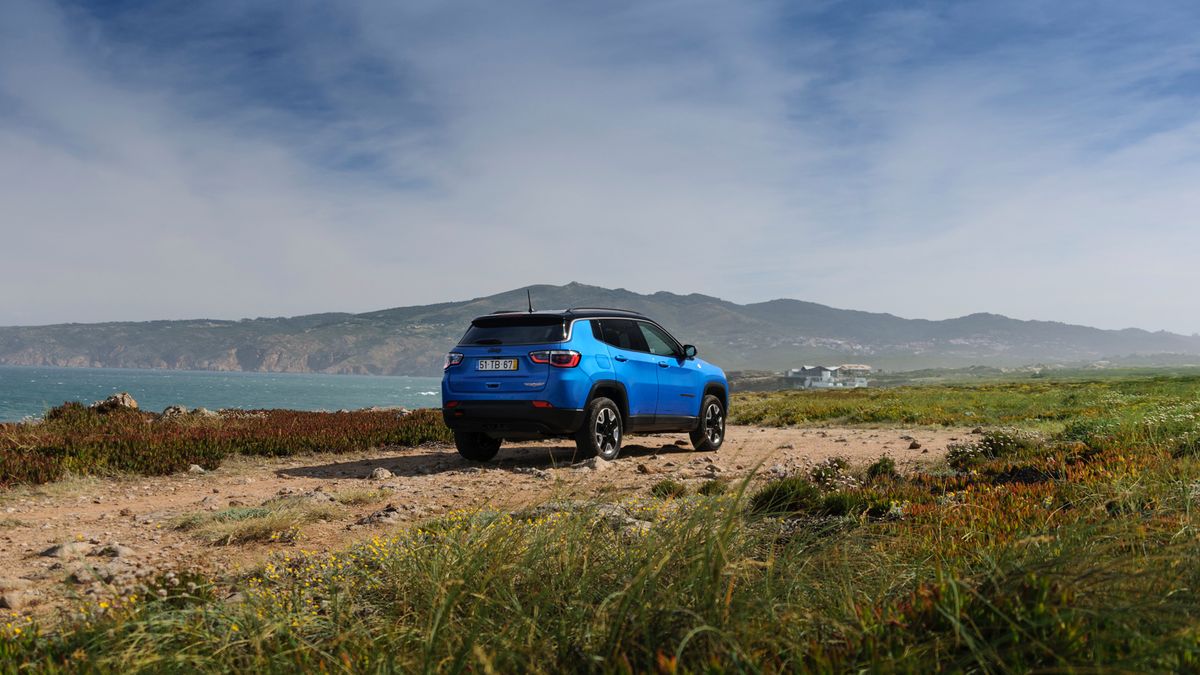 Wersja, którą widzicie na zdjęciach to Compass Trailhawk. W Polsce będzie ona oferowana dopiero pod koniec 2017 roku. Warto na nią czekać, bo jest to mocniej uterenowiona odmiana, z dodatkowymi, stalowymi płytami ochronnymi na podwoziu, zderzakami o bardziej terenowej geometrii i szeregiem innych dodatków, które pozwalają na bardziej pewną jazdę w terenie.