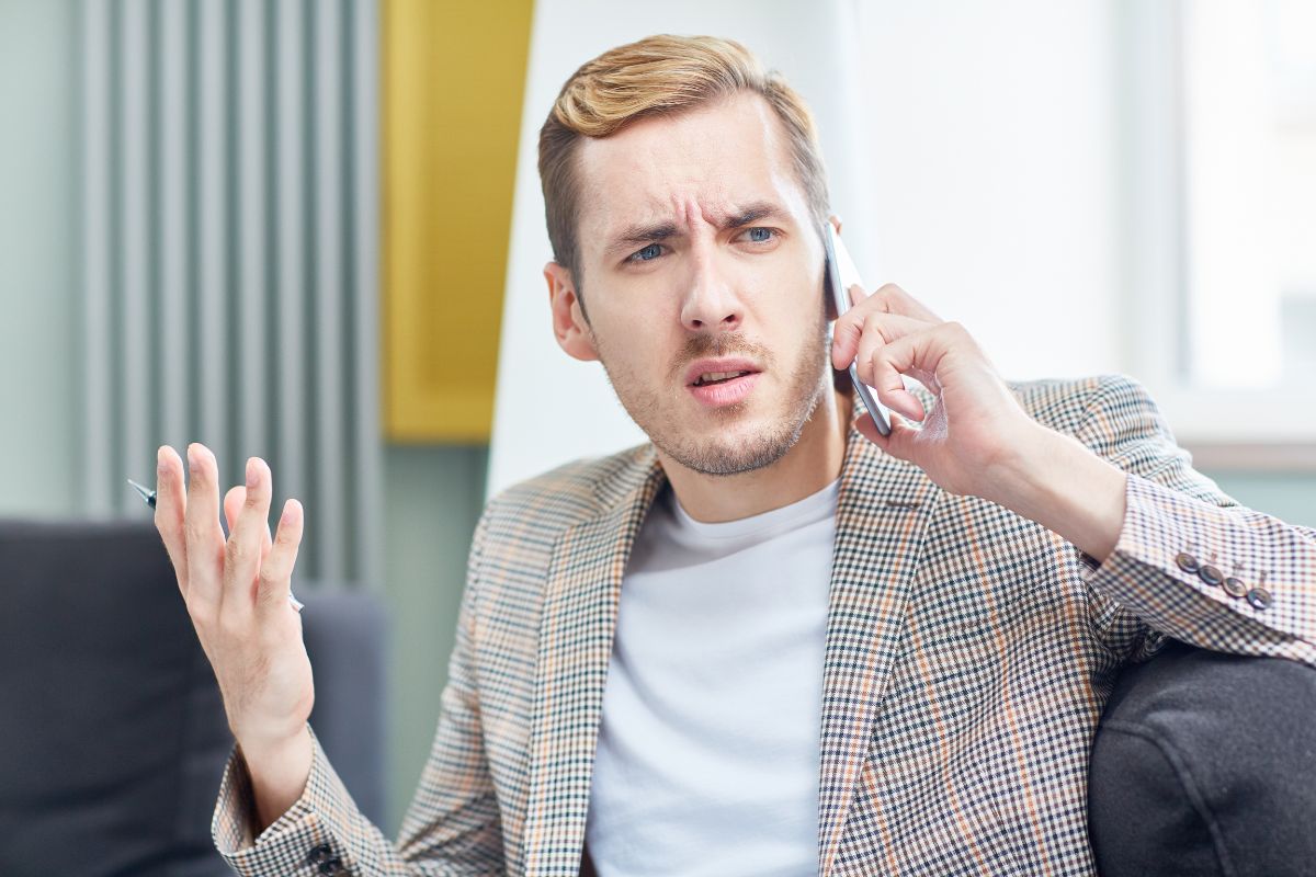Niezadowolony mężczyzna rozmawia przez telefon