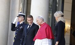 Paryż jak twierdza. Przyleciał papież Leon XIV