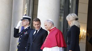Paryż jak twierdza. Przyleciał papież Leon XIV