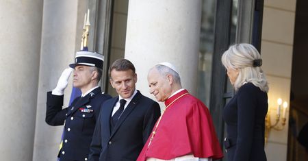 Paryż jak twierdza. Przyleciał papież Leon XIV