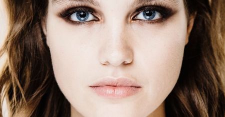 Pigment do powiek. Jak go używać do podkreślenia i rozświetlenia makijażu?