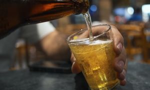 Najgroźniejszy sposób picia alkoholu? "Uszkodzenia jelit i wątroby"