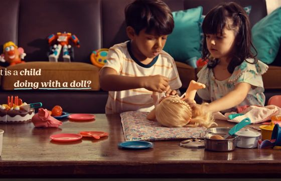 Hasbro przekonuje, że chłopcy powinni bawić się lalkami