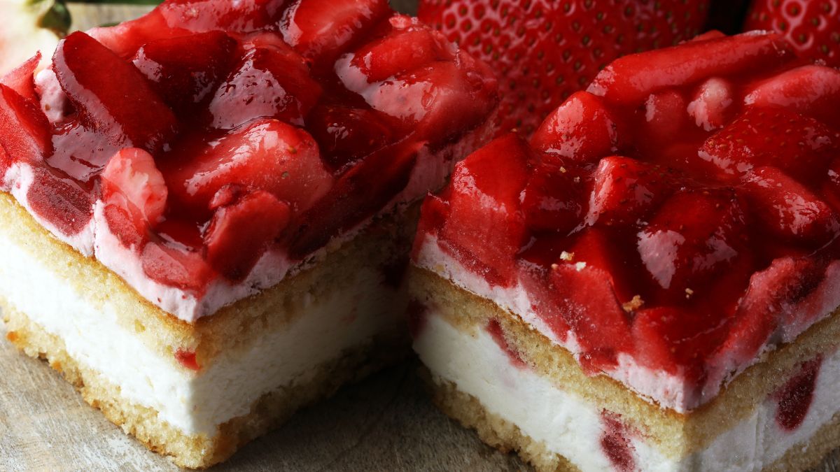 Ciasto z truskawkami i galaretką na biszkopcie