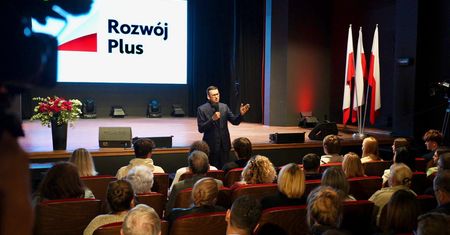 PiS wysłało ludzi na spotkanie z Morawieckim. Zdjęcia pokazują, czego nie widać od razu