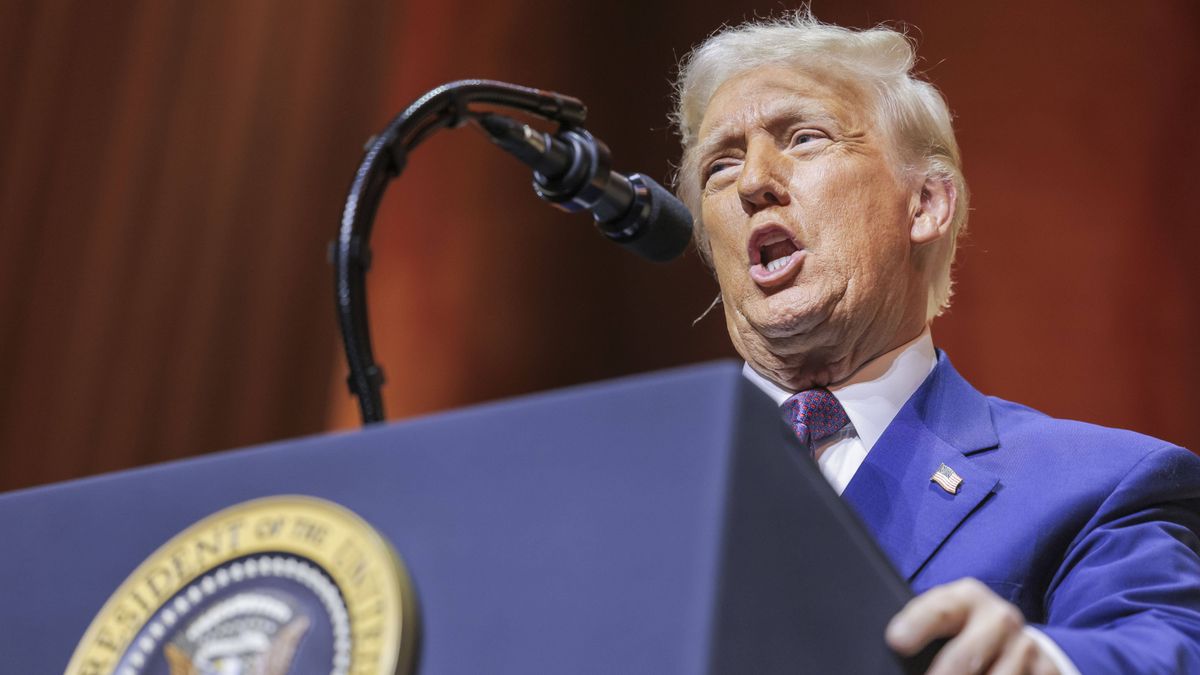 US President Donald J. Trump Addresses Republican Governors Association Meeting in Washington DC
epa11911644 US President Donald J. Trump addresses the Republican Governors Association meeting at the National Building Museum in Washington, DC, USA, 20 February 2025.  EPA/SHAWN THEW / POOL 
Dostawca: PAP/EPA.
SHAWN THEW / POOL
head of state, podium