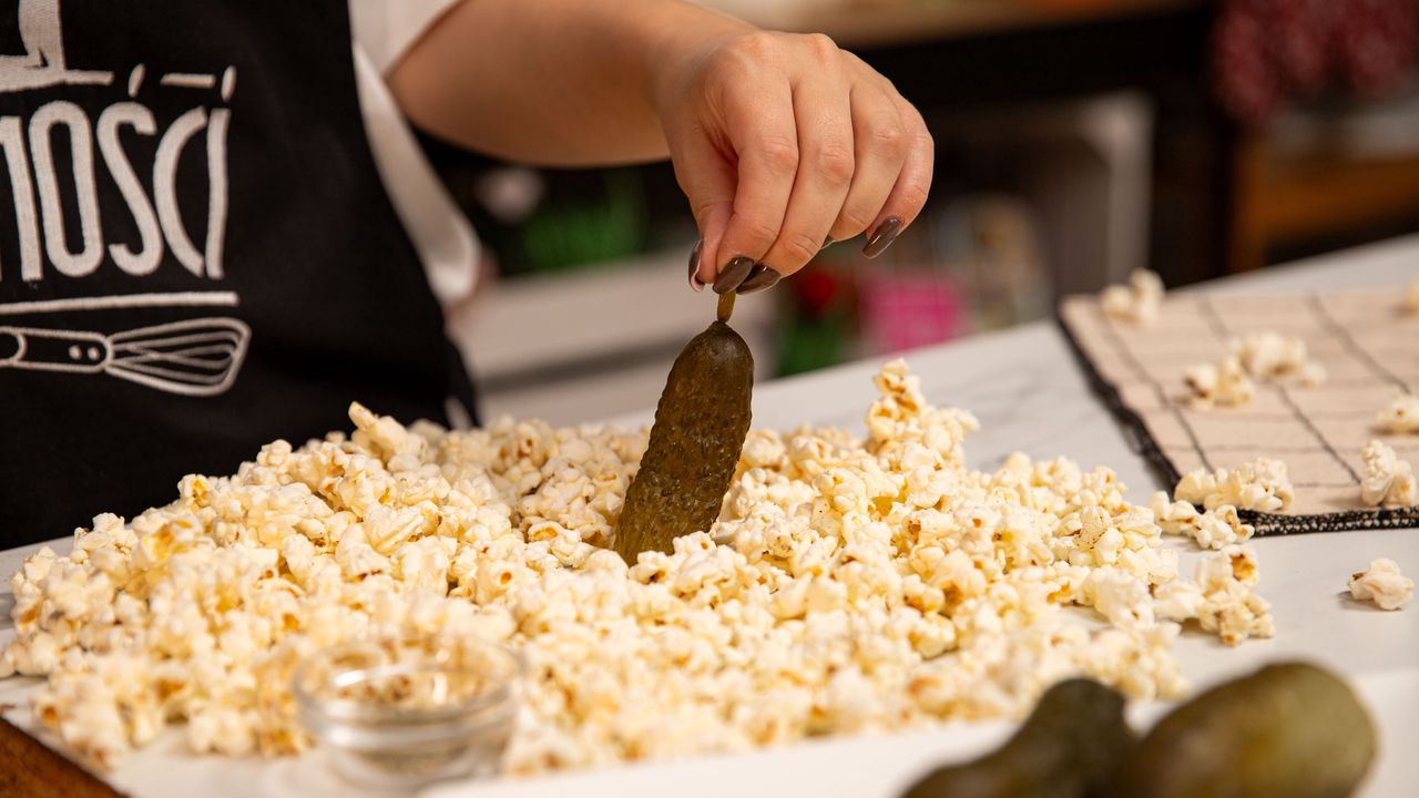 Masz w domu ogórki kiszone? Koniecznie dodaj je do popcornu