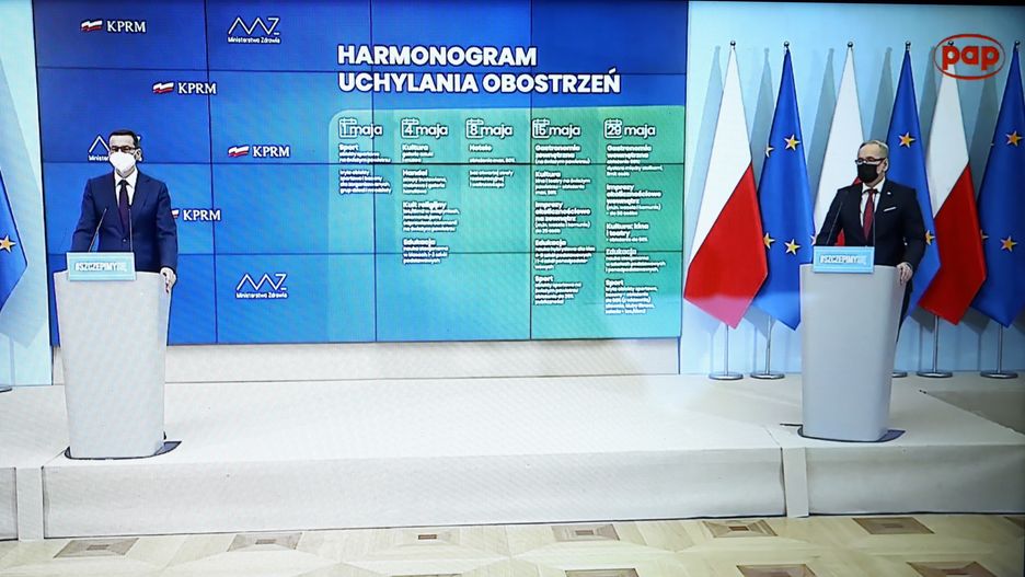 Warszawa, 28.04.2021. Koronawirus w Polsce. Premier Mateusz Morawiecki (L) oraz minister Adam Niedzielski (P) podczas konferencji prasowej w KPRM w Warszawie, transmitowanej przez serwis pap.pl, 28 bm. Spotkanie dotyczyło luzowania obostrzeń w związku z pandemią koronawirusa. Premier zapowiedział m.in. otwarcie galerii handlowych, budowalnych, meblowych od 4 maja oraz ogródków na świeżym powietrzu w restauracjch i kawiarniach od 15 maja. (kf) PAP/Rafał Guz