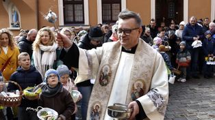 Tłumy wiernych przychodzą święcić pokarmy w bazylice w Grudziądzu