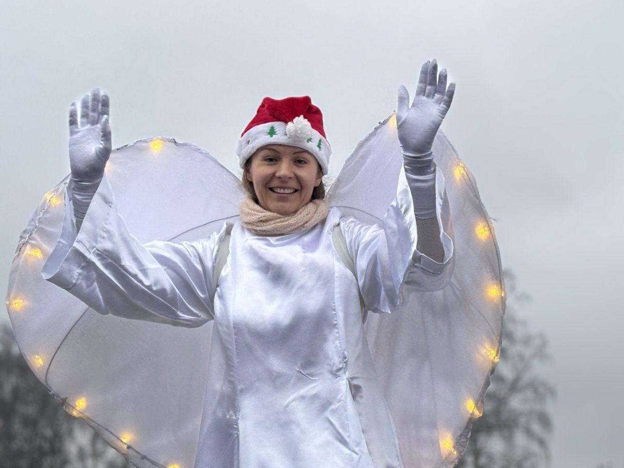 W ubiegłym roku w Bukowcu odbywał się Jarmark Świąteczny, który przyciągał mieszkańców kiermaszem i koncertami. W tym roku tradycja świątecznych spotkań kontynuowana jest w nowej formie - jako Świąteczne Spotkanie z Mieszkańcami połączone z IV Marszem Mikołajów.