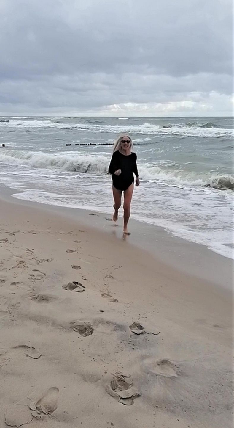 Maja Komorowska na plaży