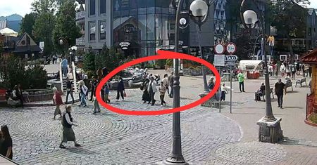 Godz. 14:26 na zegarze. Patrzcie na Krupówki. Jest ich coraz więcej