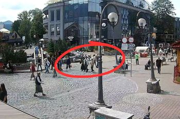 Godz. 14:26 na zegarze. Patrzcie na Krupówki. Jest ich coraz więcej