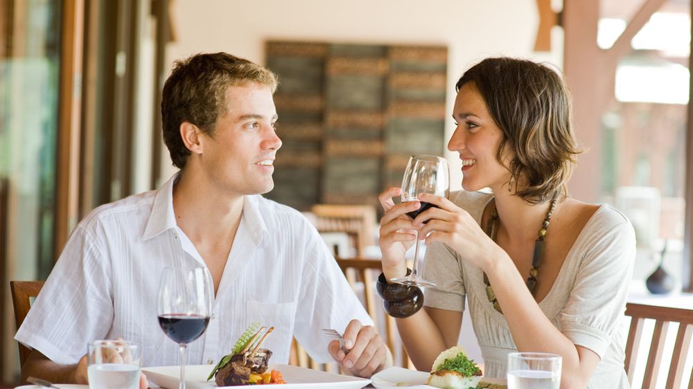 Rzeczy, które różnią zdrowo odżywiających się ludzi w restauracjach od ciebie