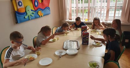 Zamień pączka na ciepły posiłek. Wesprzyj niedożywione Dzieci w Polsce