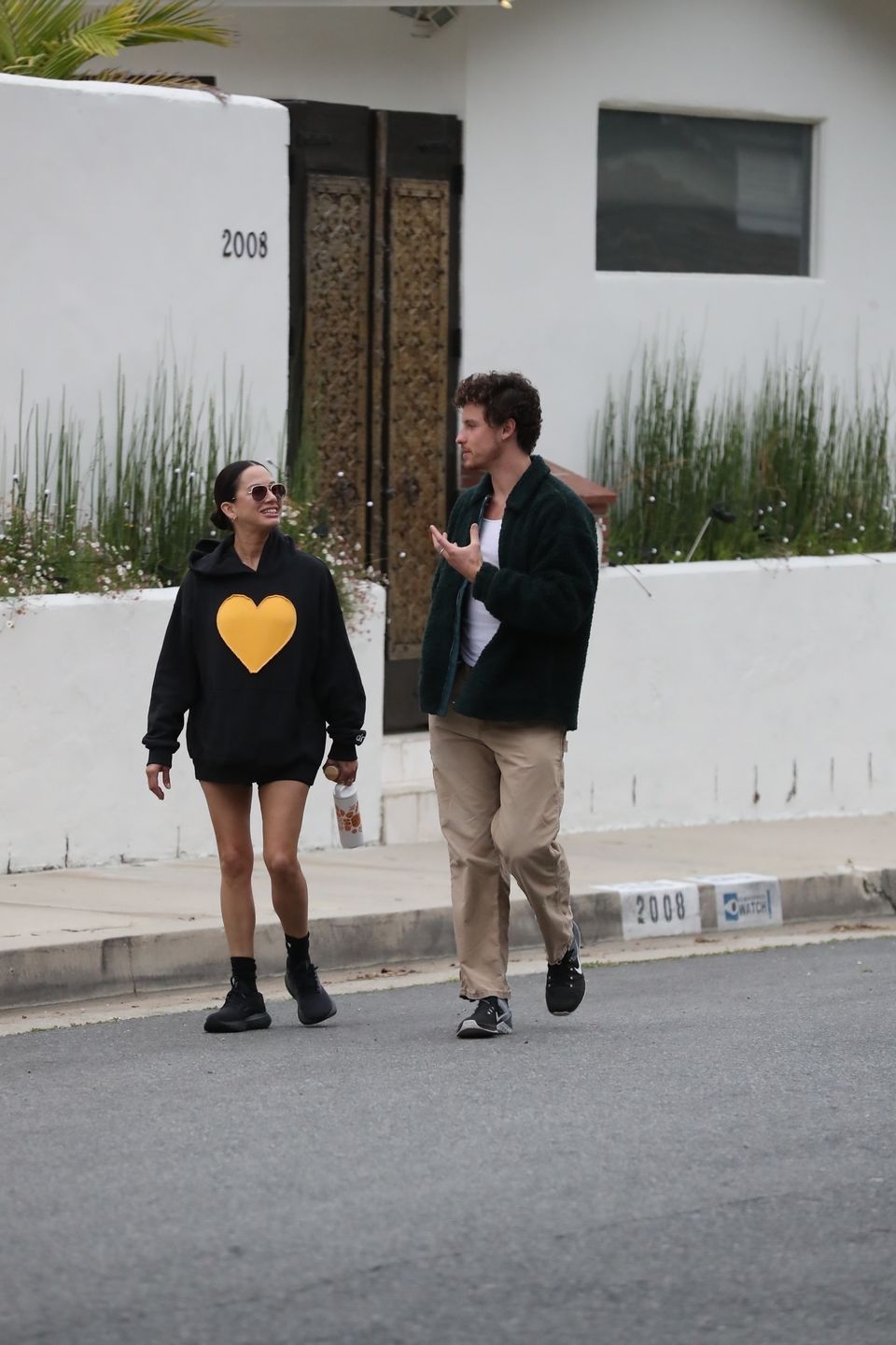 Shawn Mendes na spacerze ze starszą o 26 lat terapeutką