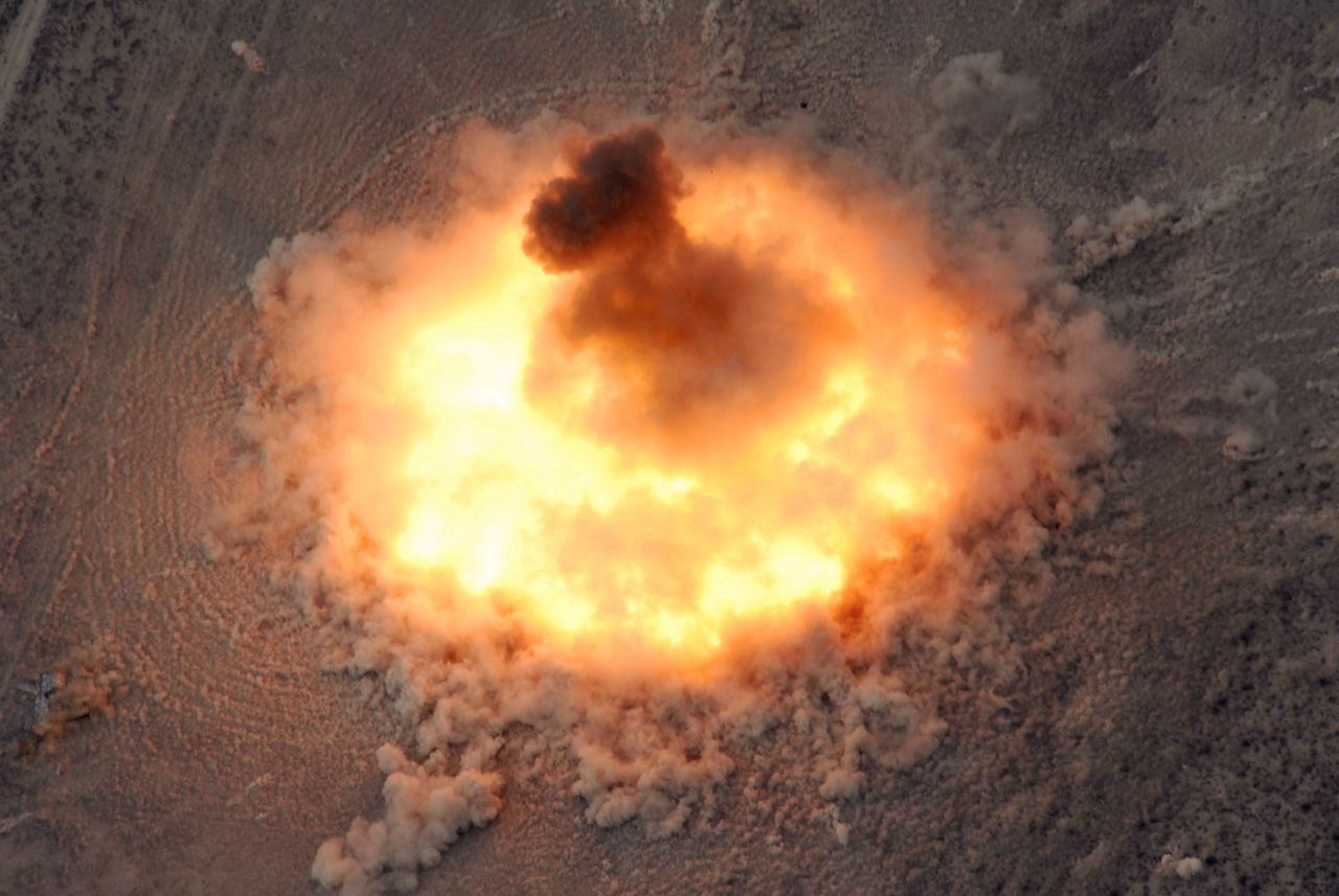 Wybuch bomby BLU-82 "Daisy Cutter"