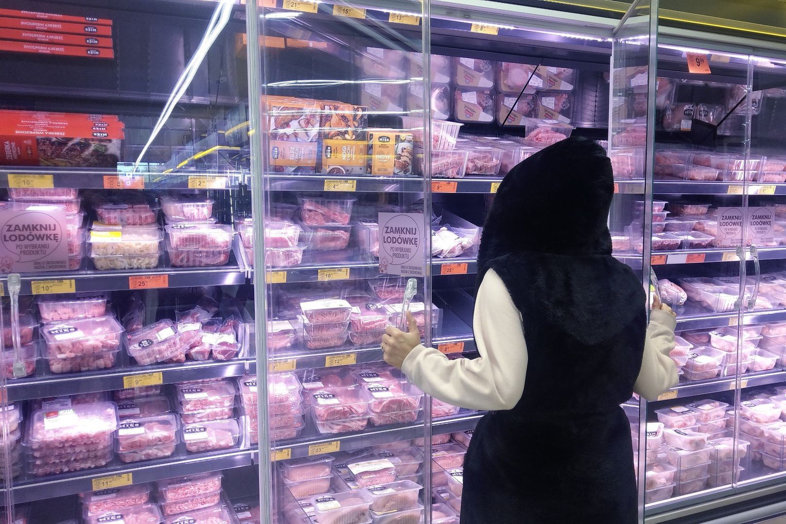 Na mocy obecnie obowiązujących przepisów, zakaz handlu w niedziele nie obejmuje kilku konkretnych terminów w roku. Sklepy mogą działać w ostatnią niedzielę stycznia, kwietnia, czerwca oraz sierpnia. Handel dozwolony jest również w niedzielę bezpośrednio poprzedzającą Wielkanoc, a także w trzy ostatnie niedziele przed Bożym Narodzeniem.