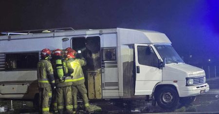 Pożar kampera na parkingu ul. Gałczyńskiego [VIDEO]