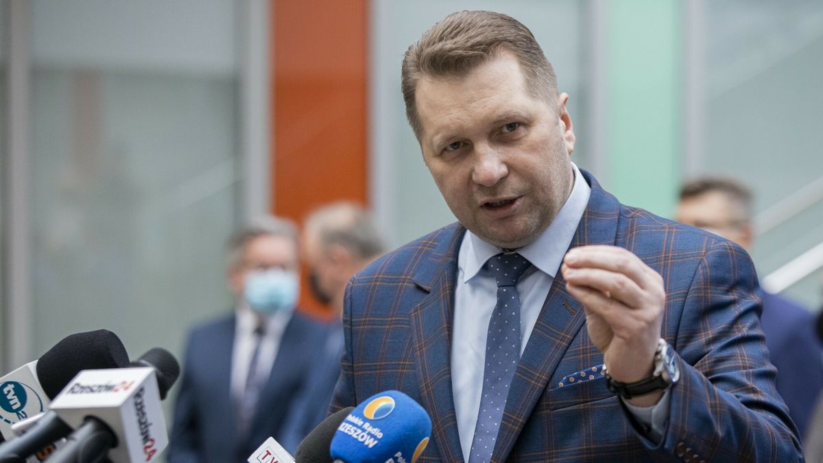 Ministerstwo Edukacji we wtorek ma poinformować, co dalej z nauką w szkołach. Na stole są trzy warianty. 