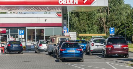 Obawy o podwyżki cen paliw. Wiceminister finansów tłumaczy sytuację na rynku