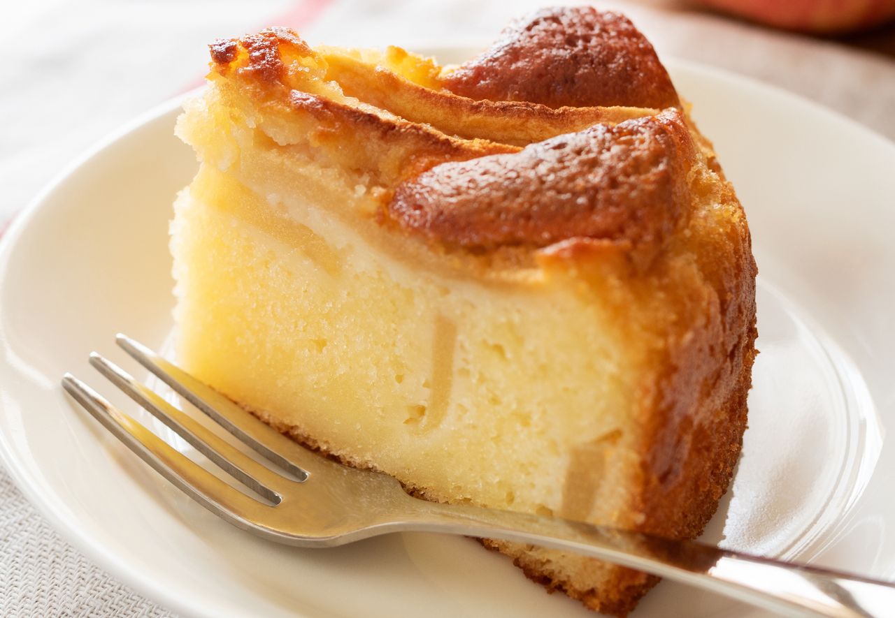 Ścieram i dodaję do masy. To najlepsze ciasto jogurtowe, które można zrobić bez miksera