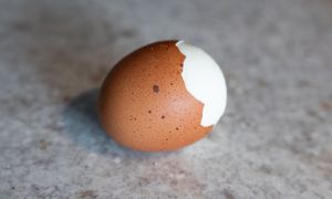 Wsyp łyżeczkę do garnka. Skorupka szybko ześlizgnie się z jajka