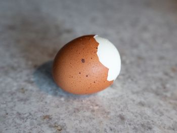 Wsyp łyżeczkę do garnka. Skorupka szybko ześlizgnie się z jajka