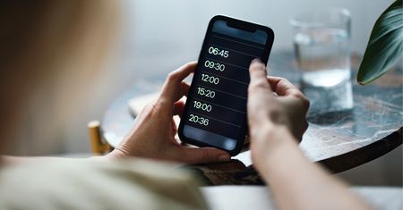Ułatw sobie życie. Jak ustawiać budziki i alarmy w telefonie dotykowym?