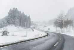 Jechał motocyklem po oblodzonej drodze. Zobacz, jak się to skończyło