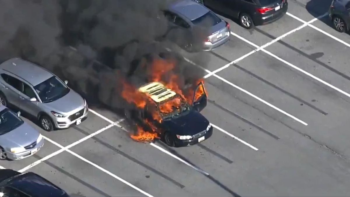 Auto stanęło w płomieniach po tym, jak kierowca użył płynu do dezynfekcji rąk. 