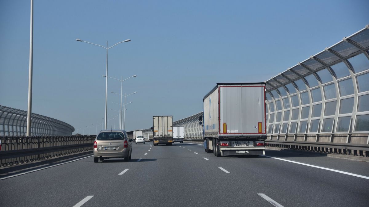 East News archiwum
Fot. Bartlomiej Magierowski/East News. Wroclaw 26.06.2023. Zmiana przepisow na autostradach, zakaz wyprzedzania dla aut ciezarowych. N/z: ciezarowki na autostradzie A8 we Wroclawiu.
Bartlomiej Magierowski