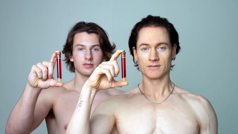 Bryan Johnson, znany multimilioner,  został okrzyknięty przez prasę fanatycznym przeciwnikiem procesu starzenia się