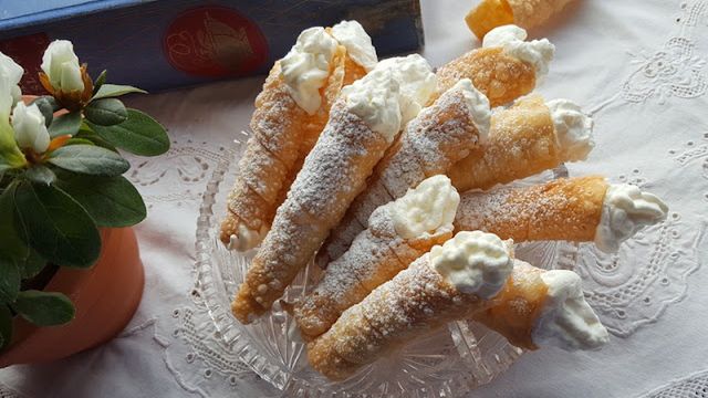 Faworkowe rurki z bitą śmietaną