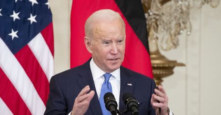 "Ogień krzyżowy na Ukrainie". Biden ostrzega Amerykanów