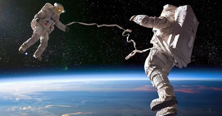Astronautki zgubiły na orbicie torbę z narzędziami. Starty idą w tysiące