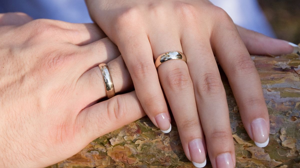 Obrączki ślubne na dłoniach. 