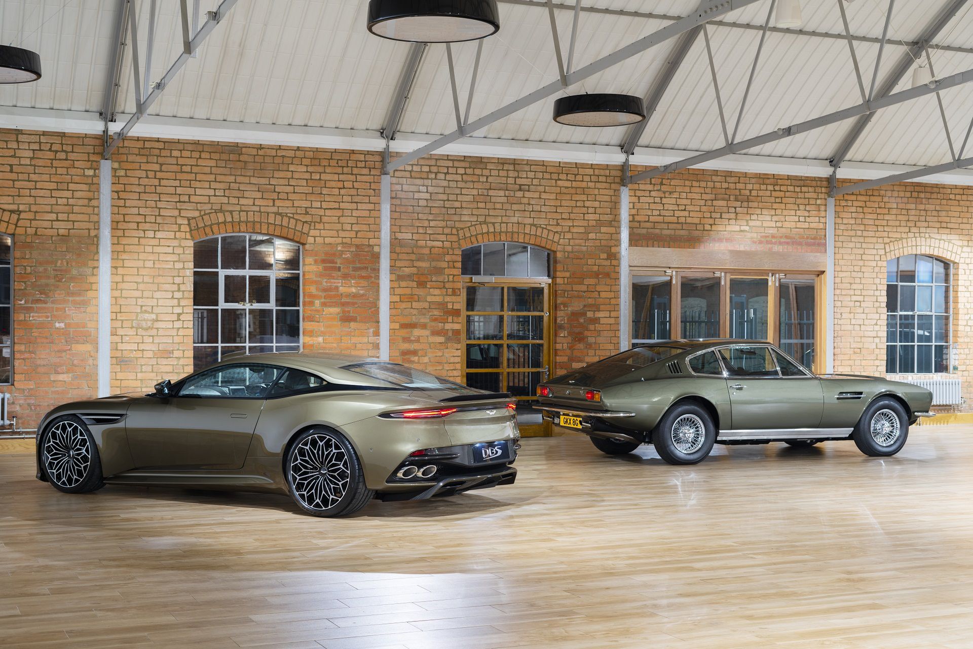 Aston Martin DBS Superleggera w specjalnej edycji "On Her Majesty's Secret Service" obok modelu DBS z 1969 roku, którym był inspirowany (fot. Aston Martin)