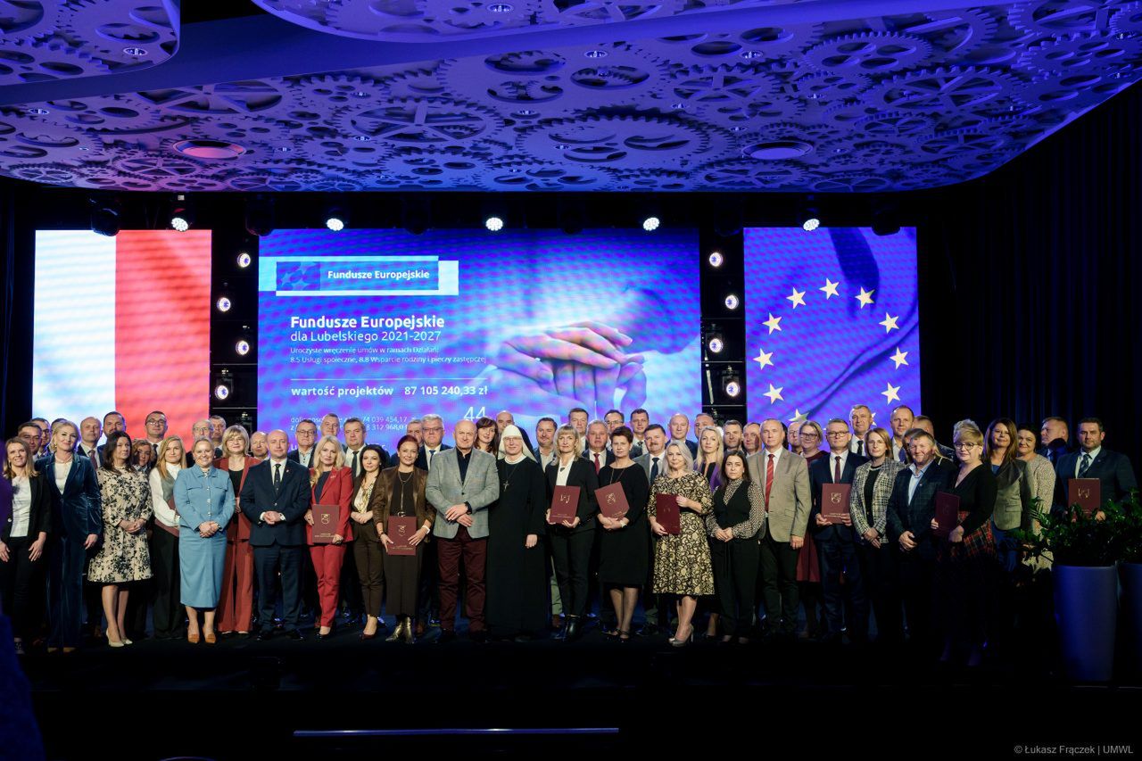 Lubelskie: 44 umowy na rozwój usług społecznych. Powstaną dzienne domy pomocy i świetlice dla rodzin