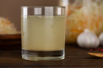 Już nasze prababki wiedziały, że to najzdrowszy napój. Wielu z nas nawet ma świadomości, że można go pić