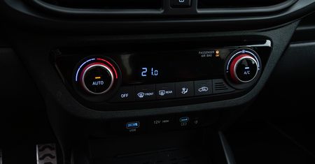 Taksówkarze potwierdzają. Tak schłodzisz auto bez klimy
