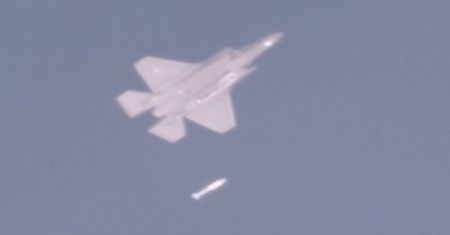 F-35A zrzuca bomby atomowe B61-12. Nagranie wgniata w fotel [Wideo]