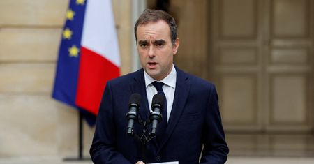 Francja bez rządu. Ustępujący premier wskazuje na możliwą drogę