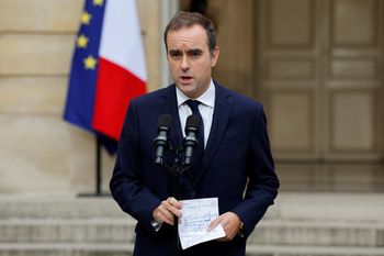 Francja bez rządu. Ustępujący premier wskazuje na możliwą drogę