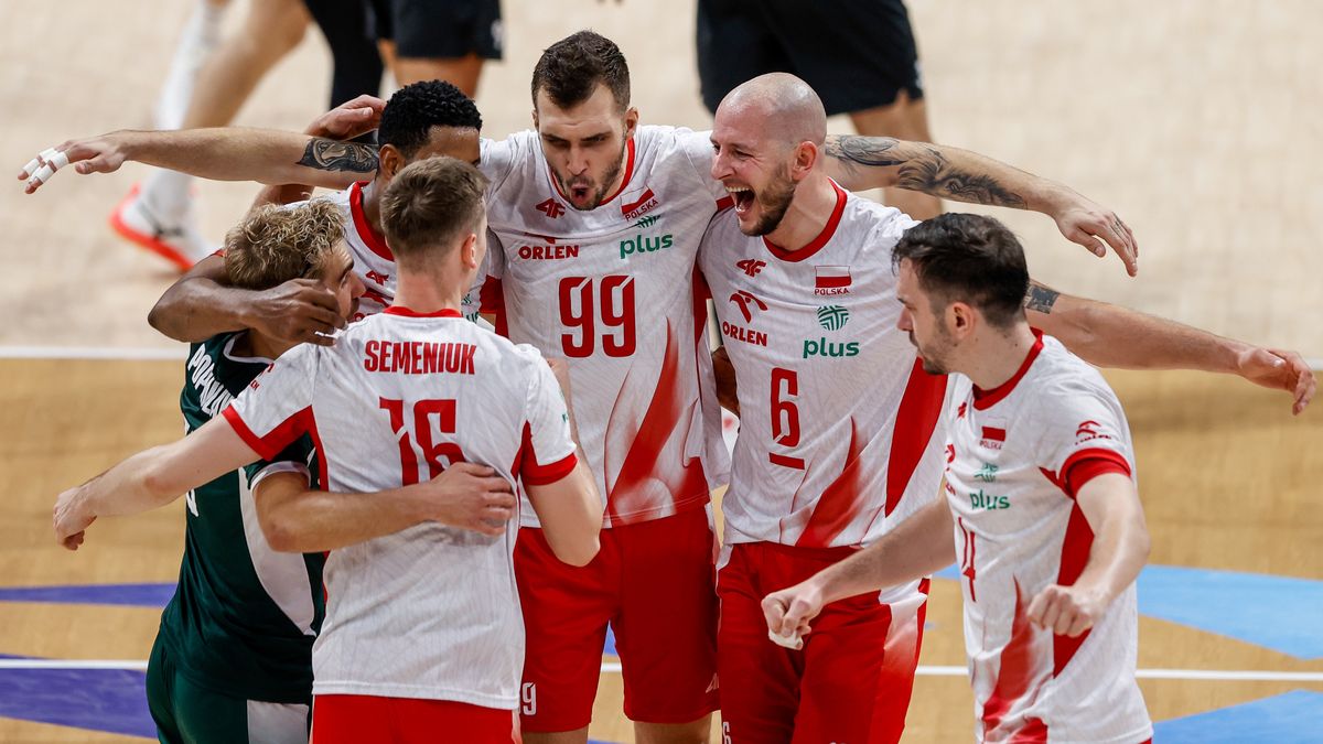 PASAY, LUZON, PHILIPPINES - SEPTEMBER 20: Poland players react during the Volleyball Men's World Championship Philippines Round of 16 game between Poland and Canada at SM Mall of Asia Arena on September 20, 2025 in Pasay, Luzon, Philippines. (Photo by Mark Fredesjed Cristino/Getty Images)