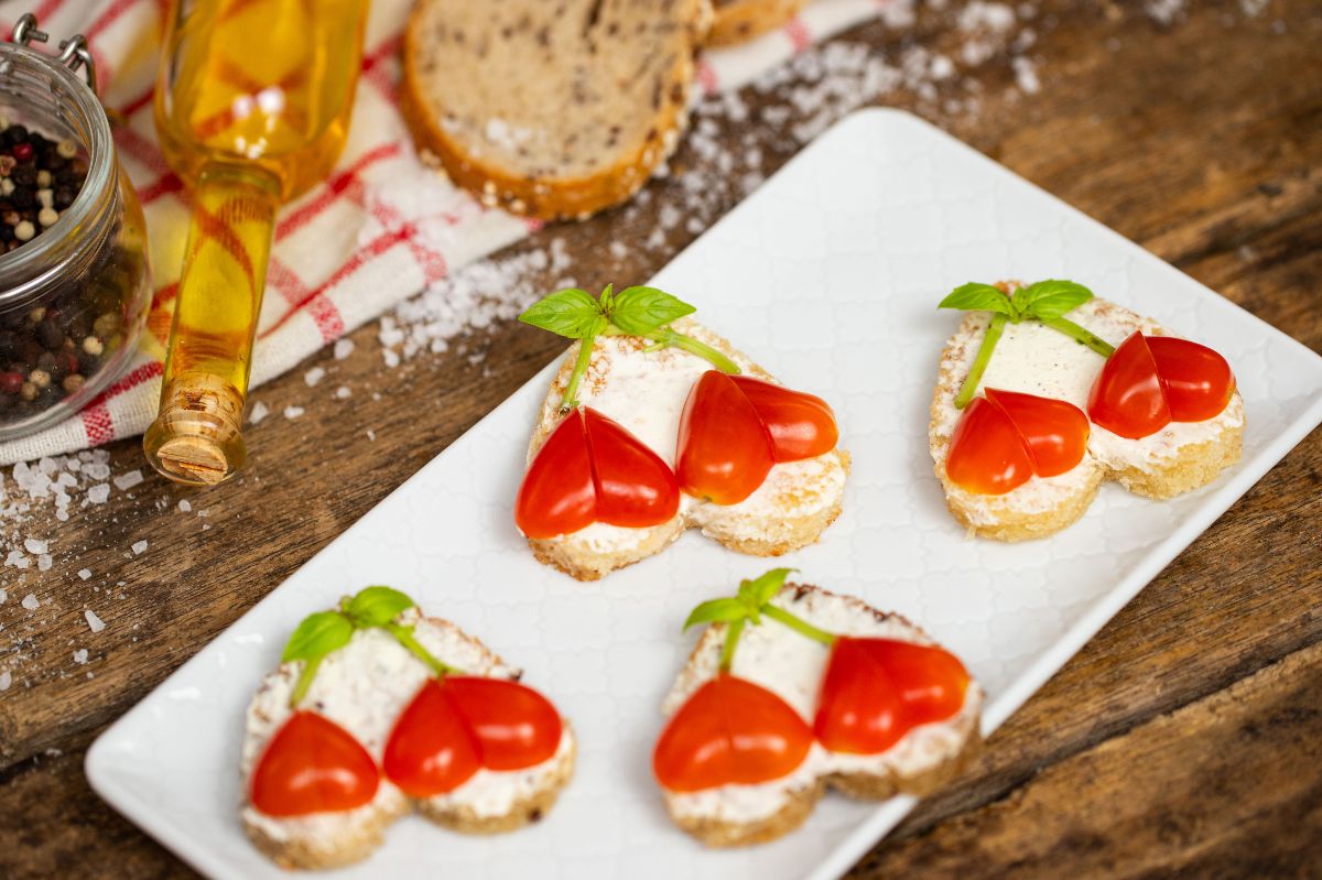 Serduszkowe mini kanapeczki praktycznie robią się same. Pomysłowe śniadanie w zasięgu ręki