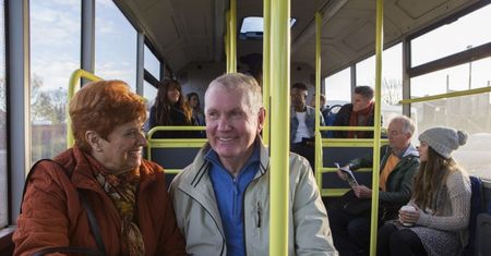 Dlaczego nie dostrzegamy ciężarnych kobiet w komunikacji miejskiej?
